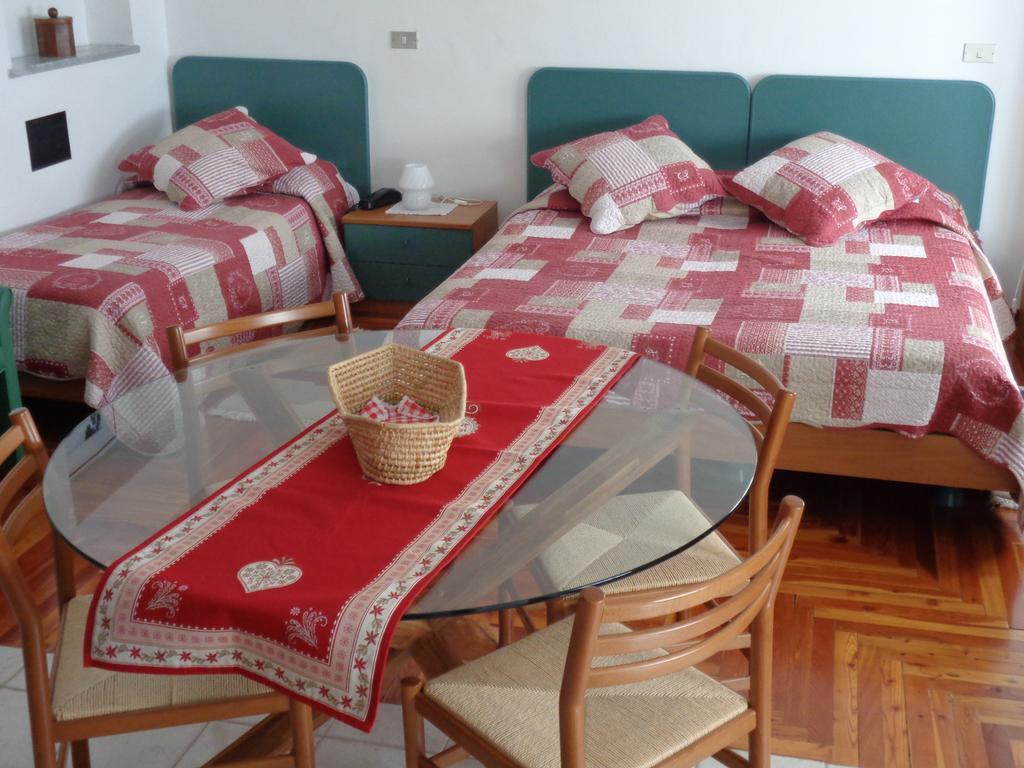 Mont Gele Hotel Ollomont Стая снимка