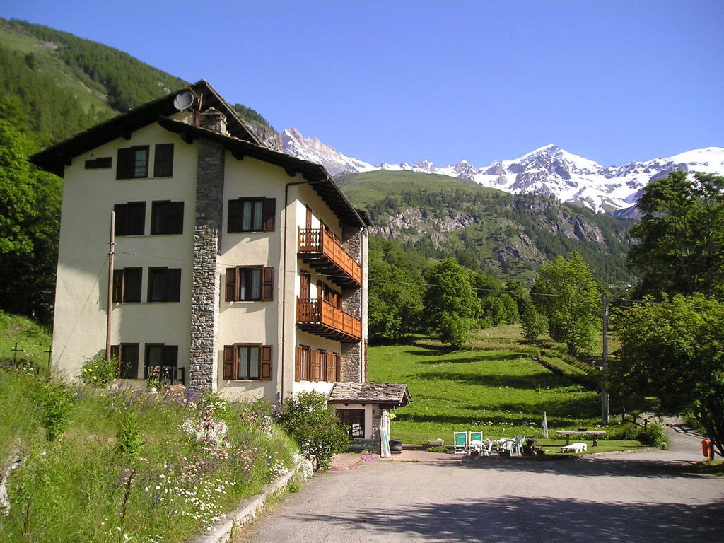 Mont Gele Hotel Ollomont Екстериор снимка