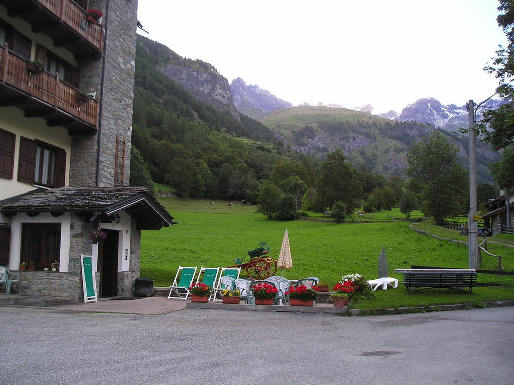 Mont Gele Hotel Ollomont Екстериор снимка